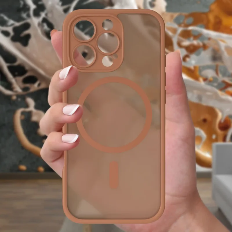 Brązowe etui MagSafe do iPhone 16 Pro matowe w dłoni