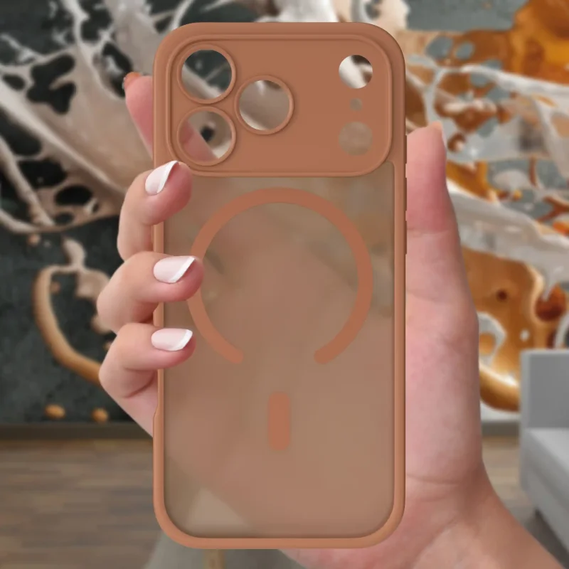 Brązowe etui MagSafe do iPhone 17 Pro Max matowe w dłoni
