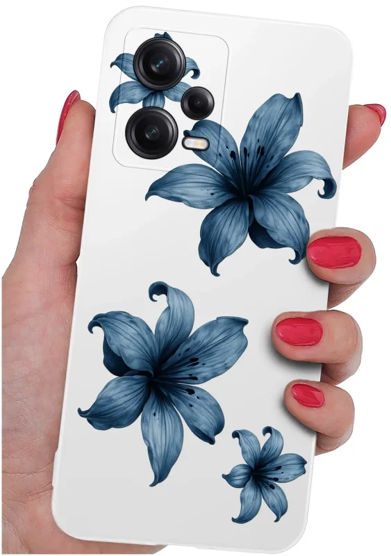 Etui wiosenne do Xiaomi Redmi Note 12 Pro+ Plus 5G biały case z motywem niebieskich kwiatów, prezentacja w dłoni