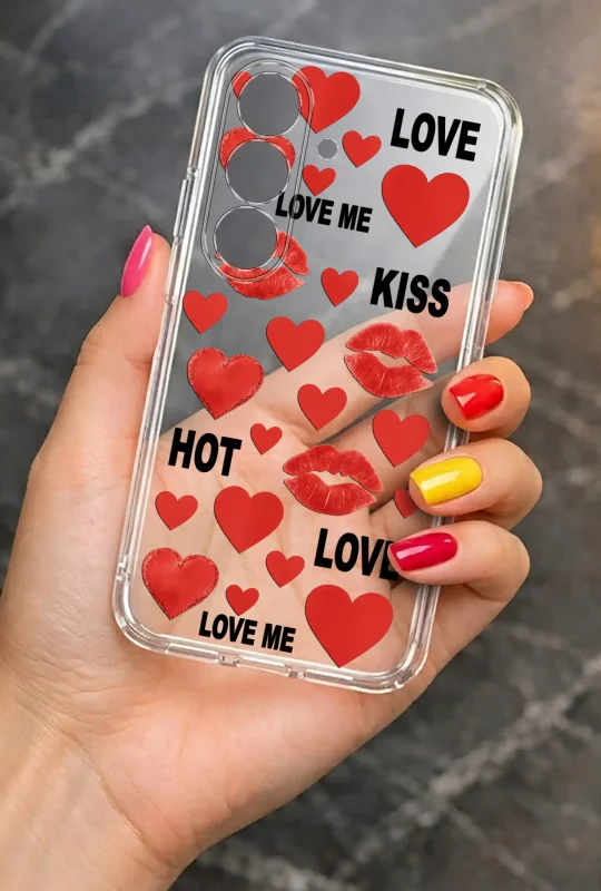 Przezroczyste etui na Samsung Galaxy S26+ Plus z czerwonym walentynkowym wzorem serc i ust, napis love, prezentacja etui w dłoni