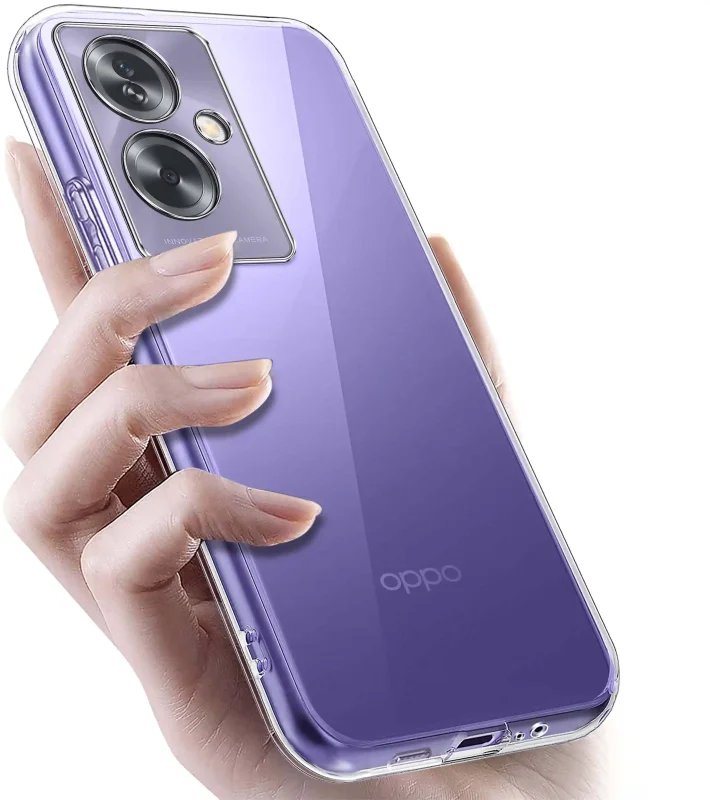 Oppo A79 5G w przezroczystym etui TPU – widok z tyłu, telefon trzymany w dłoni