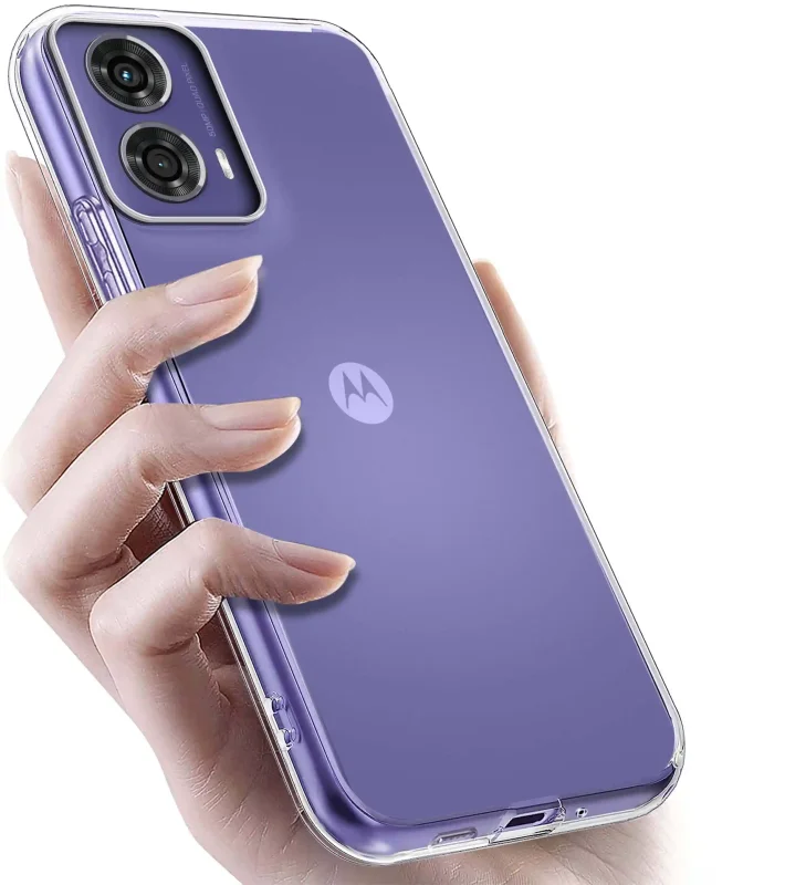 Motorola Moto G24 / G04 / E14 w przezroczystym etui TPU – widok z tyłu, telefon trzymany w dłoni