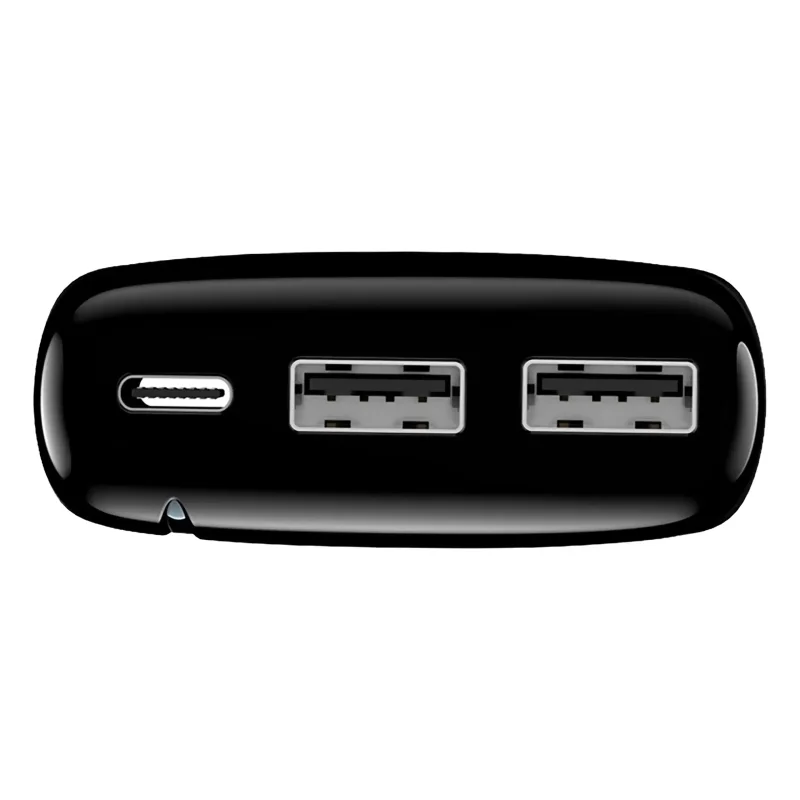 Zbliżenie na porty powerbanka Forever 20000 mAh z dwoma wyjściami USB-A i wejściem USB-C