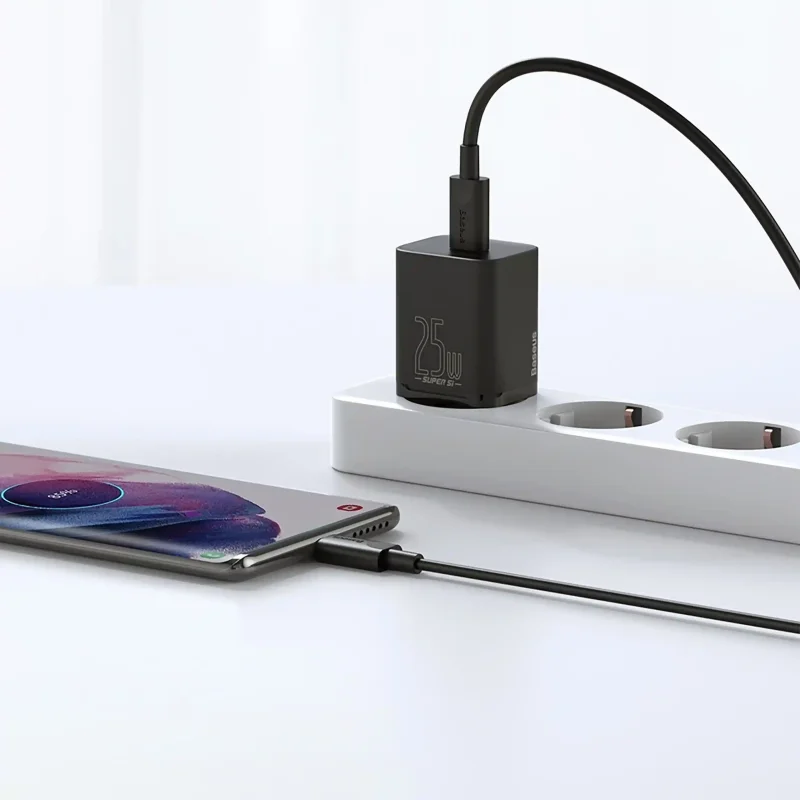 Ładowarka Baseus Super Si 25W podłączona do listwy zasilającej i telefonu kablem USB-C