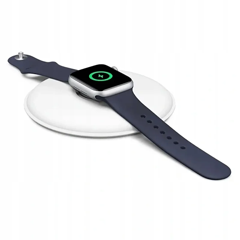 Apple Watch ułożony na płasko na magnetycznej stacji ładującej z widoczną ikoną ładowania