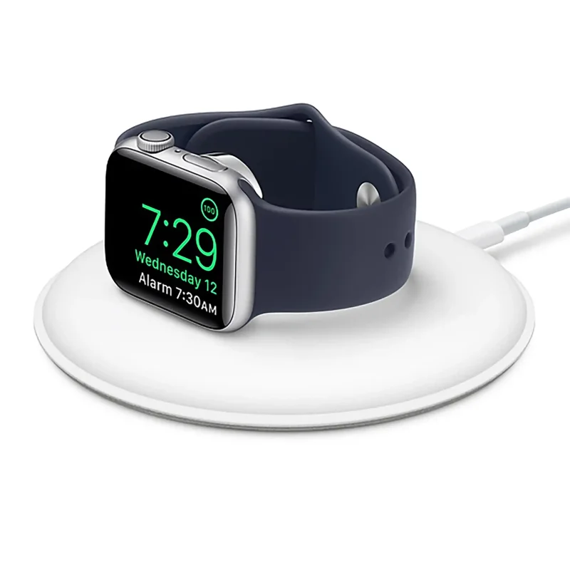 Apple Watch ładowany na białej magnetycznej stacji indukcyjnej z podłączonym przewodem