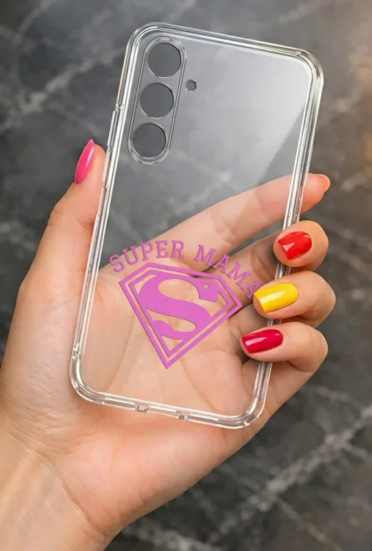 Transparentne etui na Dzień Mamy do Samsung Galaxy A17 5G trzymane w dłoni, z trwałym kolorowym nadrukiem Super Mama