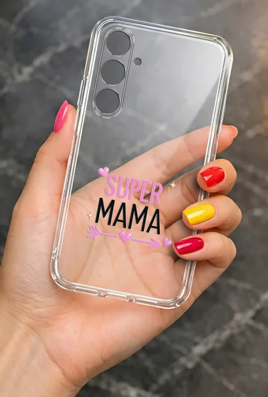 Transparentne etui na Dzień Mamy do Samsung Galaxy S26 trzymane w dłoni, z trwałym kolorowym nadrukiem Super Mama
