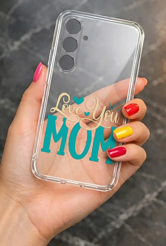Transparentne etui na Dzień Mamy do Samsung Galaxy A54 5G trzymane w dłoni, z trwałym nadrukiem Love You Mom