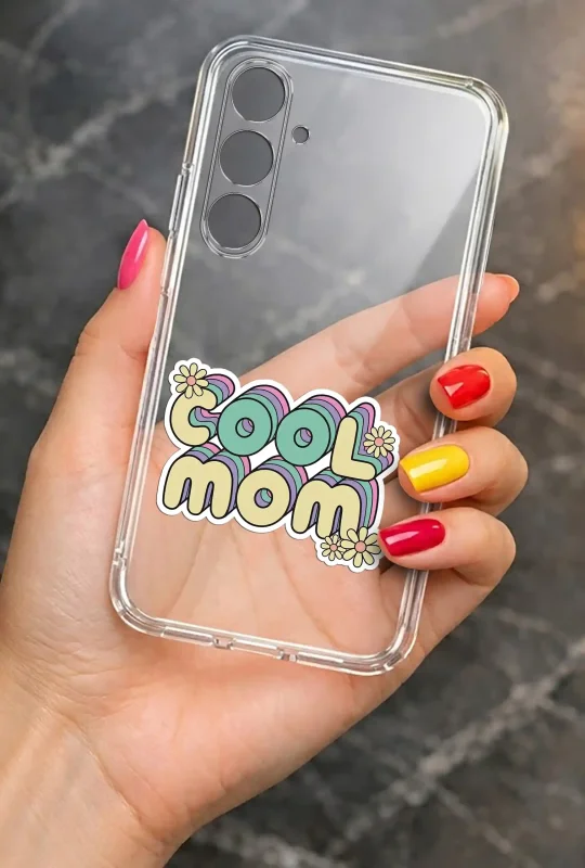 Transparentne etui na Dzień Mamy do Samsung Galaxy A15 5G trzymane w dłoni, z trwałym kolorowym nadrukiem COOL MOM i kwiatkami