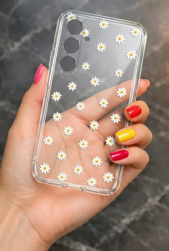 Modne etui do Samsung Galaxy S26+ Plus ze stylowym wzorem stokrotek, trzymane w dłoni