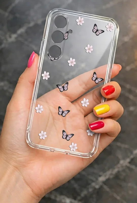Modne etui do Samsung Galaxy S23 FE ze stylowym wzorem motylków i kwiatów, trzymane w dłoni