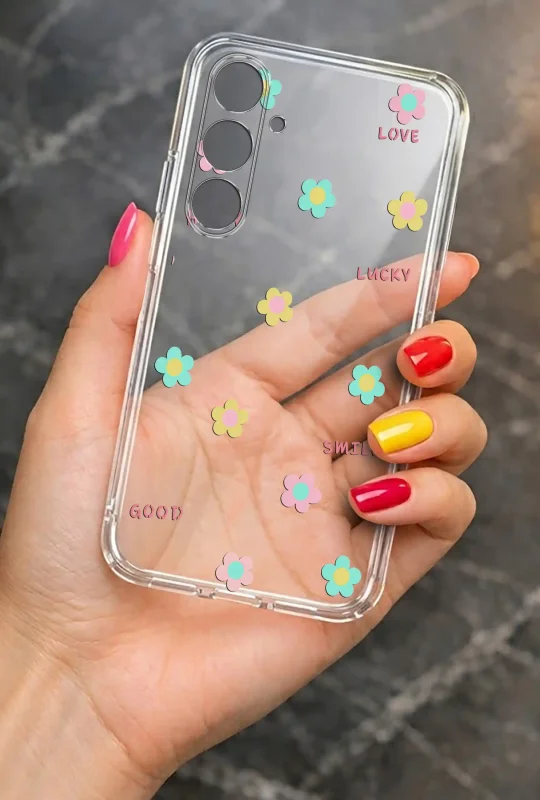 Modne etui do Samsung Galaxy A35 5G ze stylowym wzorem kwiatuszków i napisem lucky, trzymane w dłoni