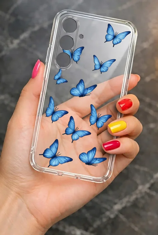 Modne etui do Samsung Galaxy A57 5G ze stylowym wzorem niebieskich motylków, trzymane w dłoni