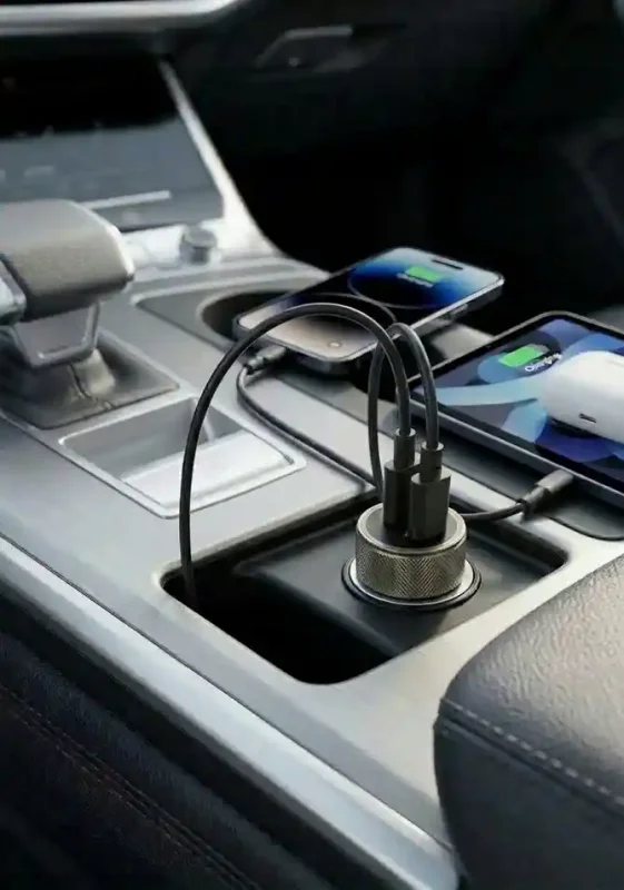 Szybka ładowarka samochodowa Vidvie 33W USB-C podłączona w aucie do ładowania dwóch urządzeń