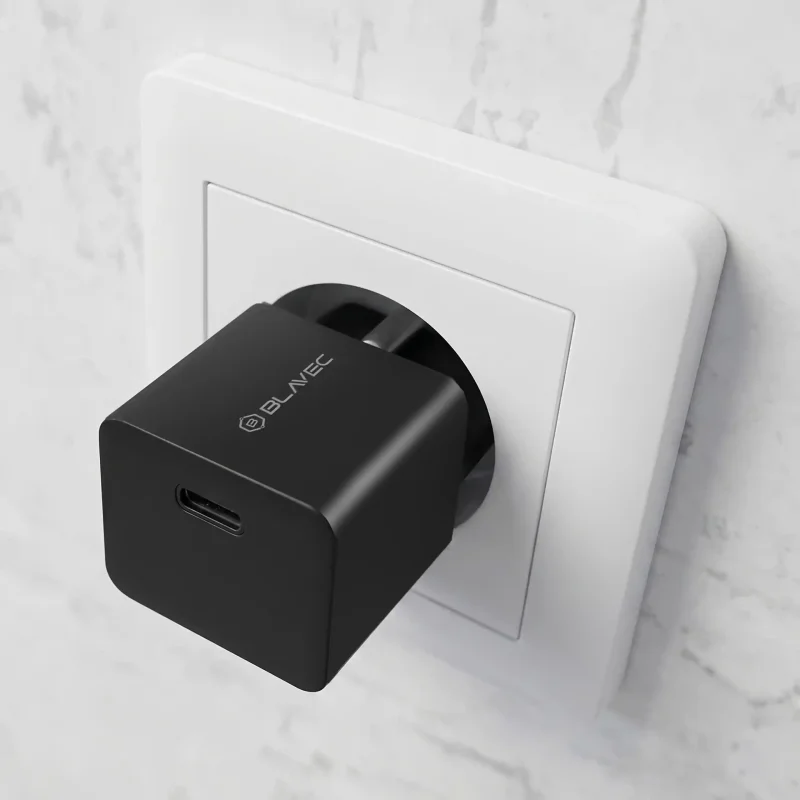 Czarna ładowarka sieciowa Blavec USB-C 25W podłączona do gniazdka