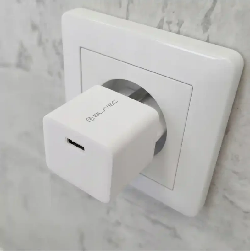 Ładowarka sieciowa Blavec USB-C 25W biała podłączona do gniazdka