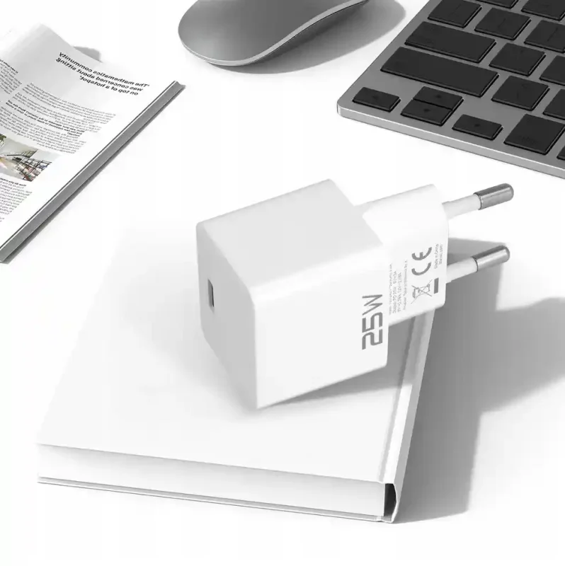 Biała ładowarka sieciowa Blavec USB-C 25W do szybkiego ładowania telefonu i tabletu