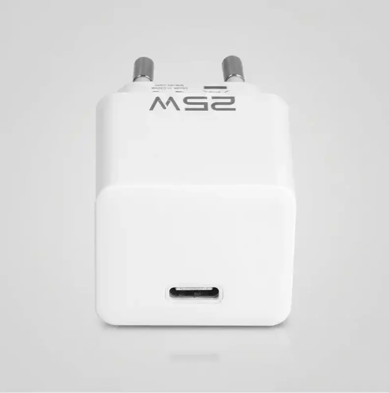Przedni widok białej ładowarki Blavec USB-C 25W z pojedynczym portem USB-C