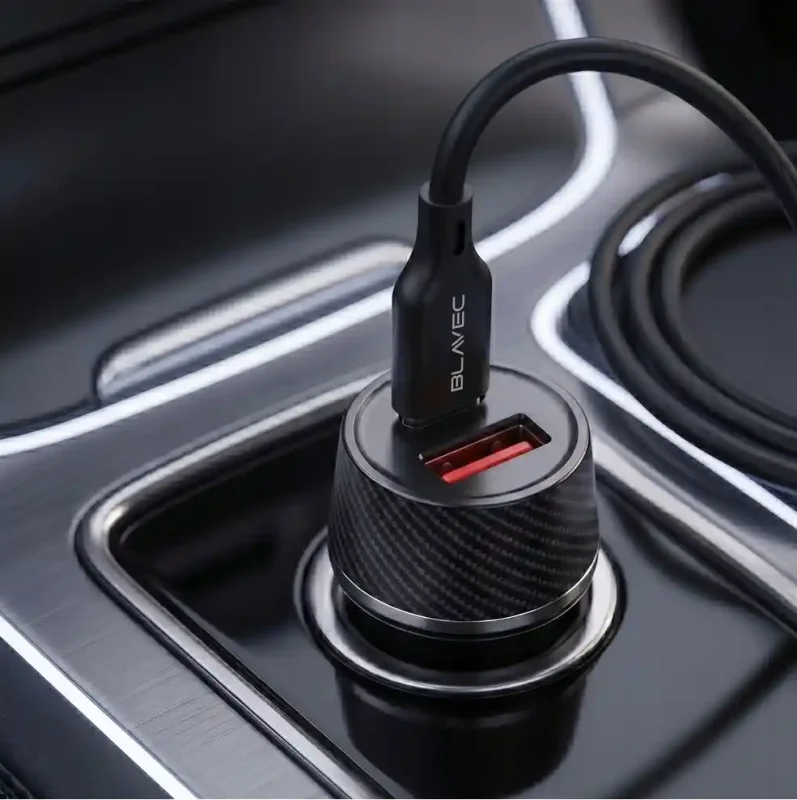 Ładowarka samochodowa Blavec 48W Carbon podłączona w gnieździe zasilania auta z przewodem USB-C