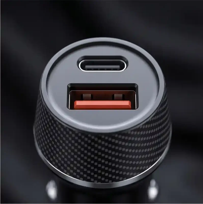 Zbliżenie na port USB-A i USB-C w ładowarce samochodowej Blavec BS-03B-C Carbon