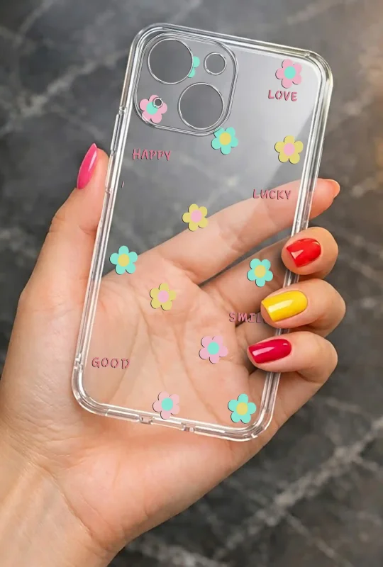 Modne etui do iPhone 15 ze stylowym wzorem kwiatuszków i napisem lucky, trzymane w dłoni