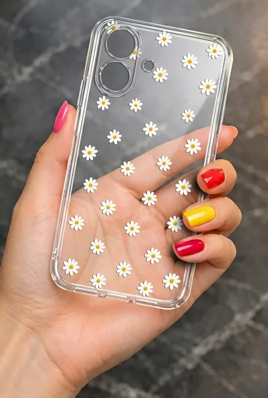 Modne etui do iPhone 17 ze stylowym wzorem stokrotek, trzymane w dłoni