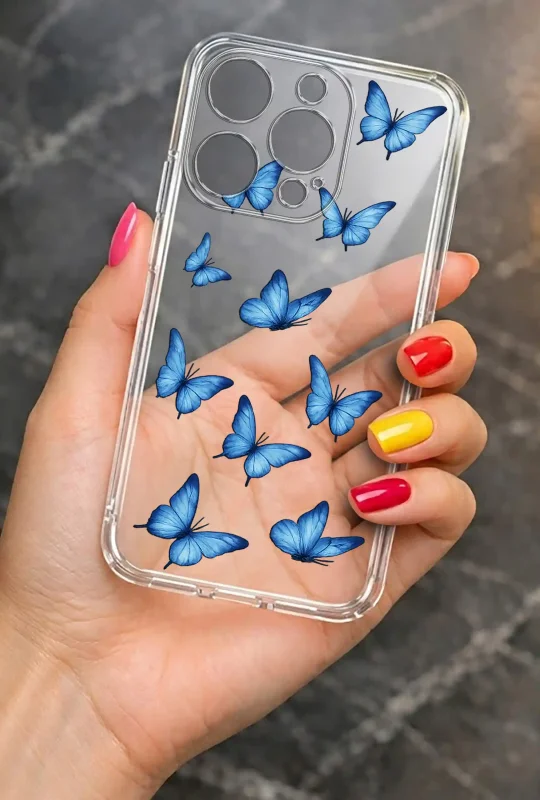 Modne etui do iPhone 16 Pro Max ze stylowym wzorem niebieskich motylków, trzymane w dłoni