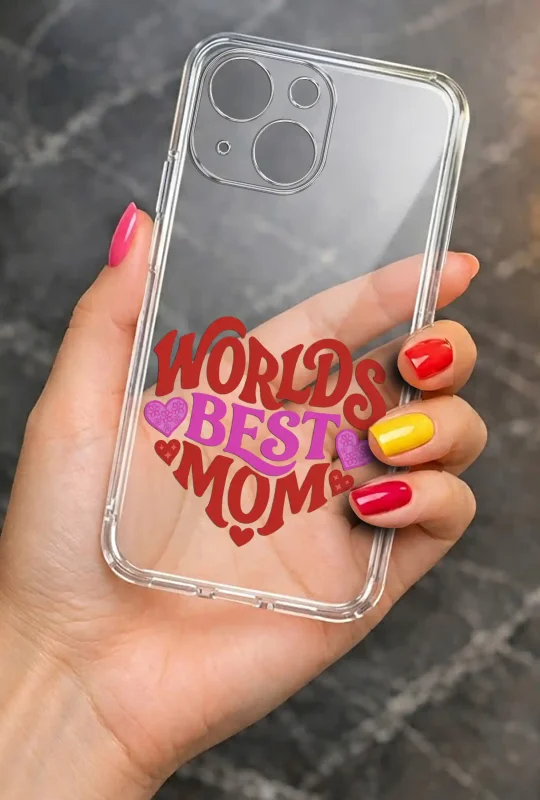 Transparentne etui na Dzień Mamy do iPhone 13 / 14 trzymane w dłoni, z trwałym nadrukiem Worlds Best Mom