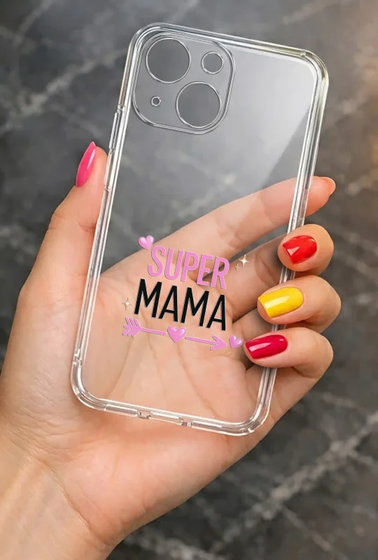Transparentne etui na Dzień Mamy do iPhone 15 trzymane w dłoni, z trwałym kolorowym nadrukiem Super Mama