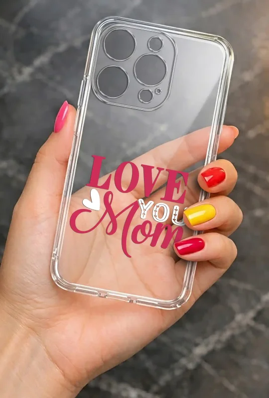 Transparentne etui na Dzień Mamy do iPhone 15 Pro trzymane w dłoni, z trwałym nadrukiem Love You Mom
