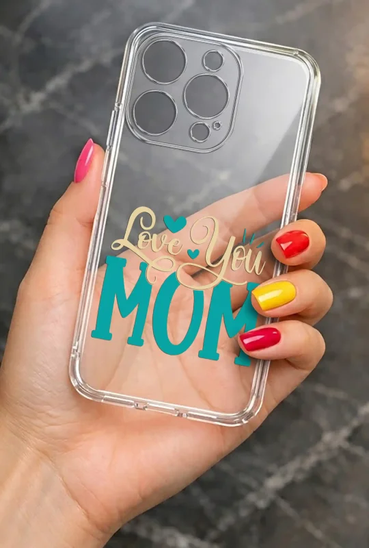Transparentne etui na Dzień Mamy do iPhone 15 Pro Max trzymane w dłoni, z trwałym nadrukiem Love You Mom