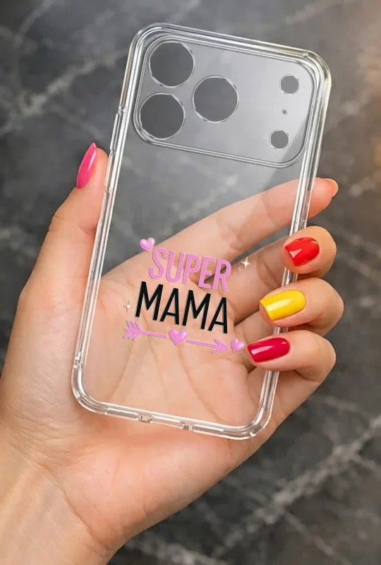Transparentne etui na Dzień Mamy do iPhone 17 Pro trzymane w dłoni, z trwałym kolorowym nadrukiem Super Mama