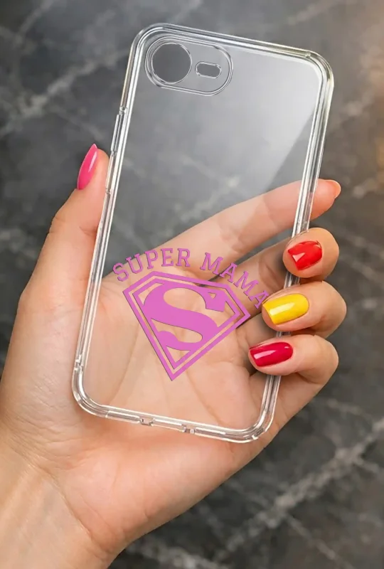 Transparentne etui na Dzień Mamy do iPhone 16e / 17e trzymane w dłoni, z trwałym nadrukiem Super Mama
