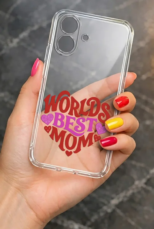 Transparentne etui na Dzień Mamy do iPhone 16 trzymane w dłoni, z trwałym nadrukiem Worlds Best Mom