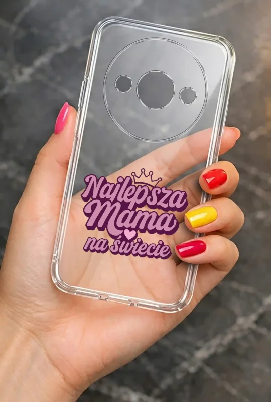 Transparentne etui na Dzień Mamy do Xiaomi Redmi A3 4G trzymane w dłoni, z trwałym kolorowym nadrukiem „Najlepsza Mama na świecie”