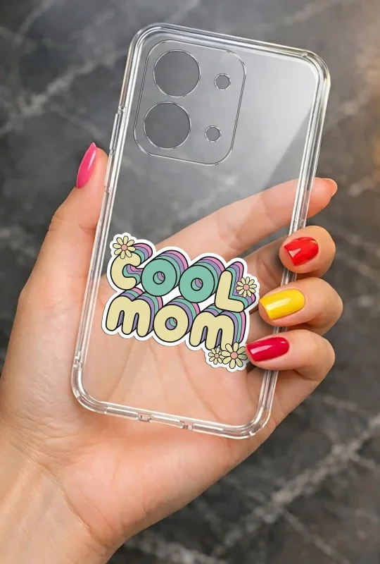 Transparentne etui na Dzień Mamy do Xiaomi Redmi 15C trzymane w dłoni, z trwałym kolorowym nadrukiem COOL MOM i kwiatkami