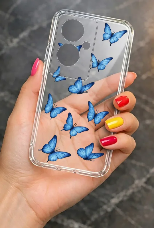Modne etui do Oppo A79 5G ze stylowym wzorem niebieskich motylków, trzymane w dłoni