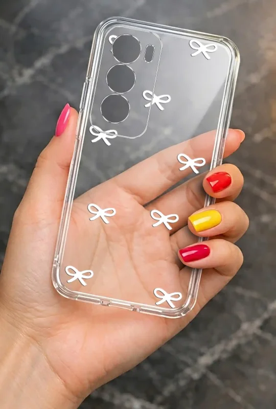 Modne etui do Oppo Reno 12 5G ze stylowym wzorem białych kokardek, trzymane w dłoni