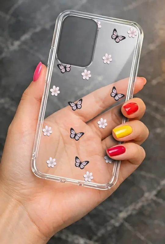 Modne etui do Motorola Moto G55 5G ze stylowym wzorem motylków i kwiatów, trzymane w dłoni