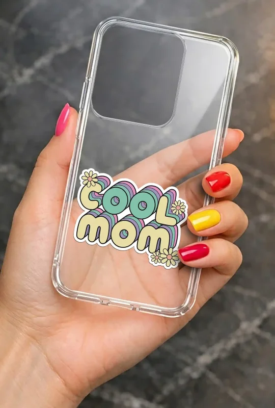 Transparentne etui na Dzień Mamy do Motorola Edge 50 Neo trzymane w dłoni, z trwałym kolorowym nadrukiem COOL MOM i kwiatkami