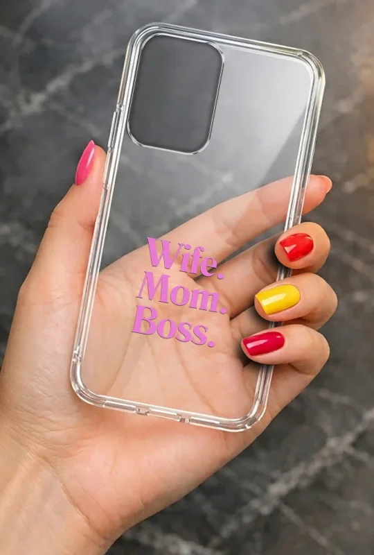 Transparentne etui na Dzień Mamy do Motorola Moto G24 / G24 Power / G04 / E14 trzymane w dłoni, z trwałym nadrukiem Wife. Mom. Boss.