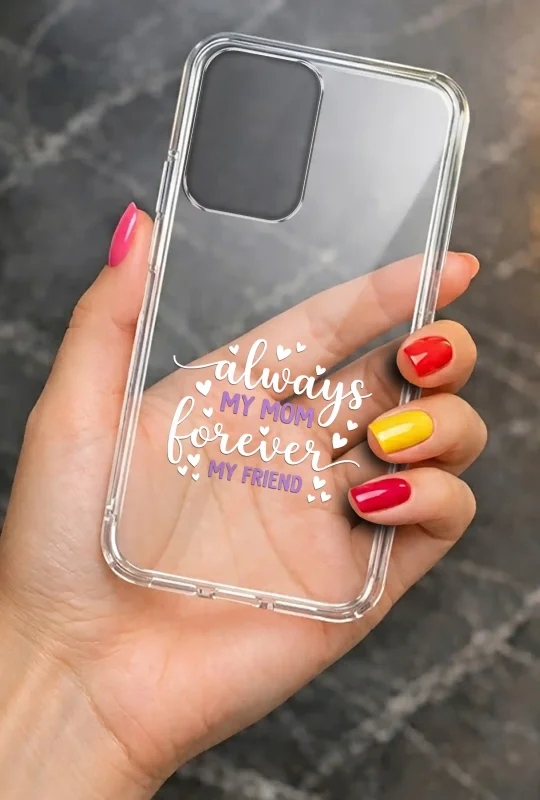 Transparentne etui na Dzień Mamy do Motorola Moto G55 5G trzymane w dłoni, z trwałym nadrukiem always my mom forever my friend