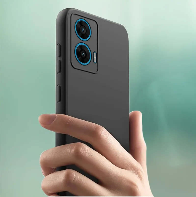 Czarna silikonowa obudowa do Motorola Moto G96 5G wygodnie leżąca w dłoni dzięki matowej antypoślizgowej powierzchni