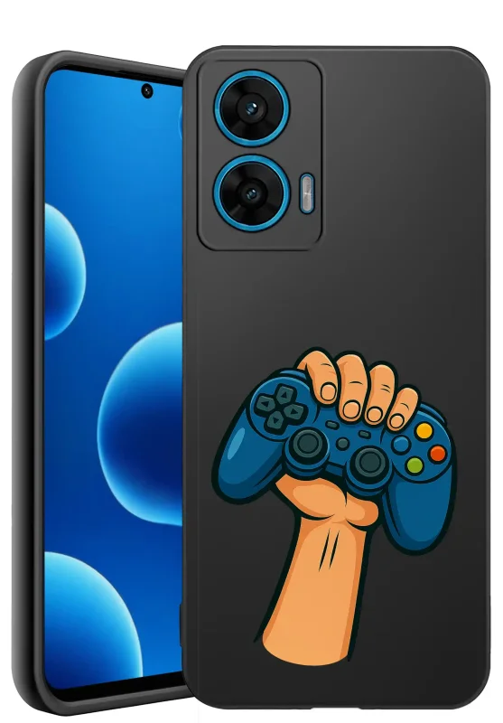 Etui dla gracza do Motorola Moto G96 5G z nadrukiem dłoni trzymającej niebieskiego pada, czarne silikonowe matowe plecki z gamingową grafiką
