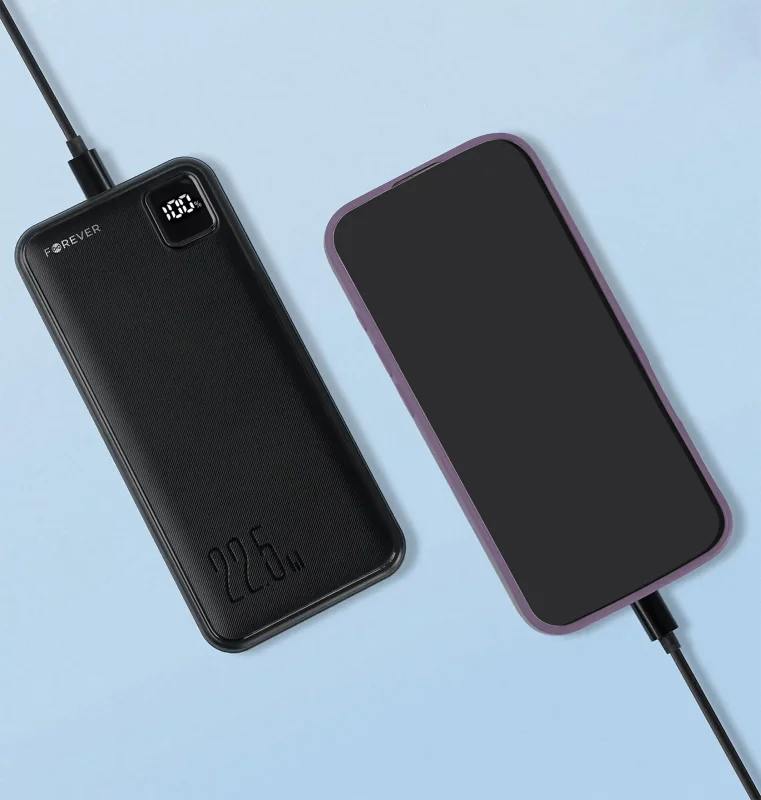 Powerbank Forever 20000 mAh 22,5W podczas ładowania smartfona przewodem USB-C