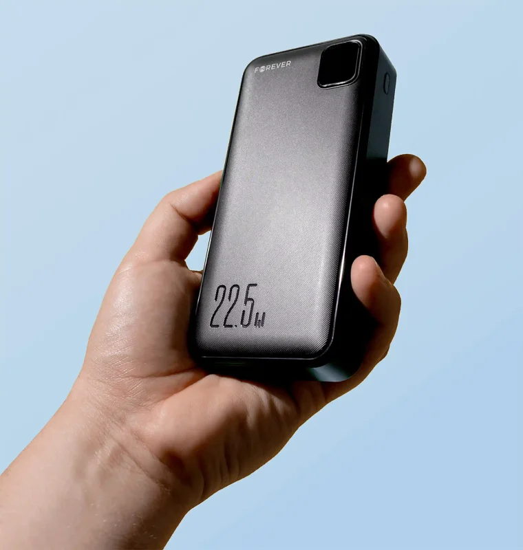 Czarny powerbank Forever 20000 mAh 22,5W trzymany w dłoni, z widoczną kompaktową obudową