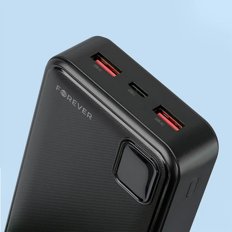 Zbliżenie na porty USB-A i USB-C w powerbanku Forever 20000 mAh 22,5W