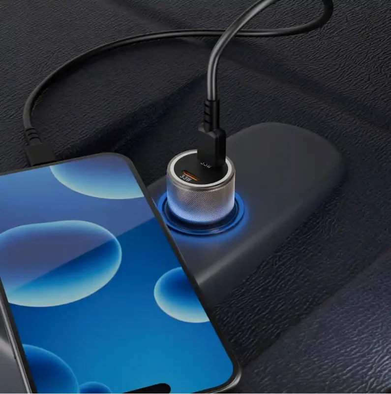 Ładowarka samochodowa Vidvie 33W USB-C podczas ładowania smartfona w aucie