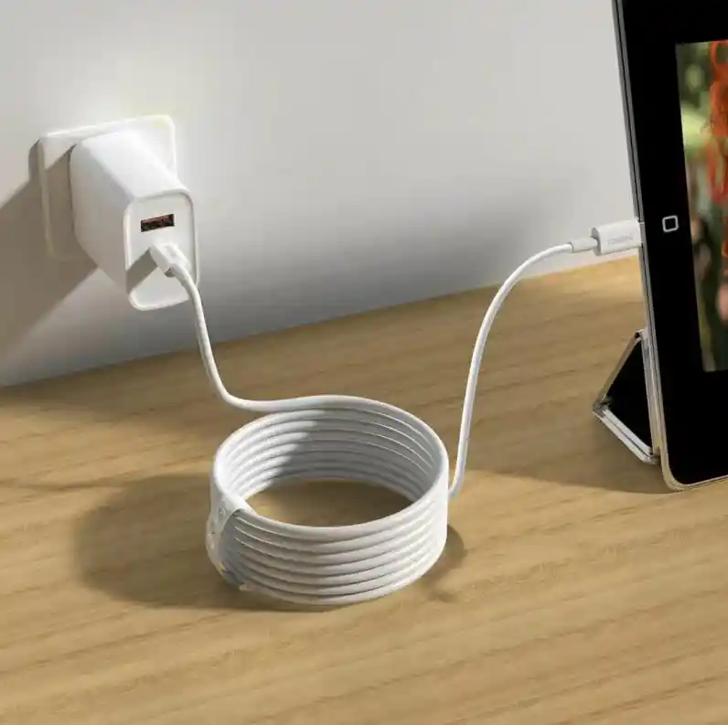 Kabel Foneng X55 USB-C 60W o długości 2 m podłączony do ładowarki i urządzenia mobilnego